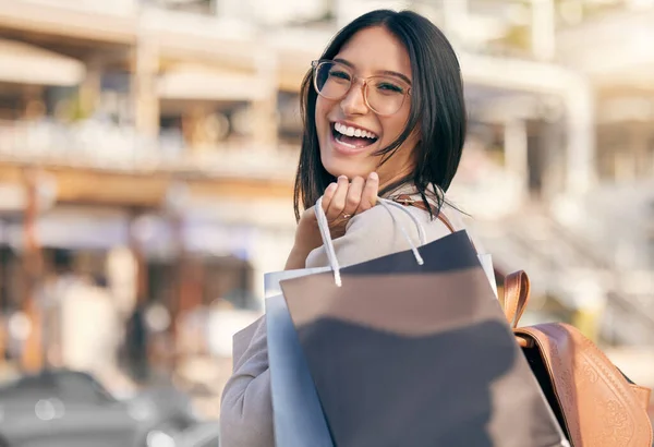 Gift Swiping Portrait Attractive Young Woman Walking Alone While Shopping — Zdjęcie stockowe