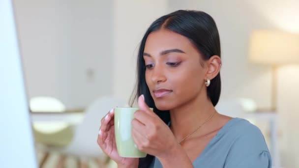 Business Woman Enjoying Coffee Tea Break While Working Modern Office — Vídeo de stock