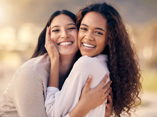 Budeme Navždy Přátelé Dvě Mladé Ženy Tráví Spolu Čas Venku — Stock fotografie