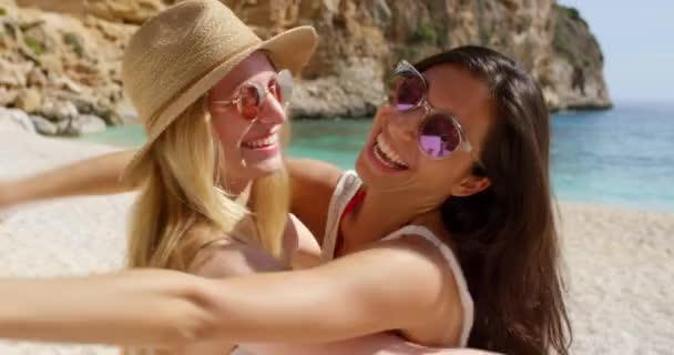 Video Footage Two Attractive Young Women Bonding Beach Holiday Italy — Vídeo de stock