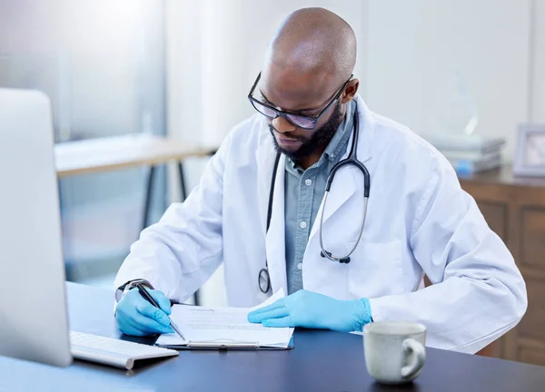 Have Few Sign Male Doctor Filling Out Paperwork His Desk — Foto Stock