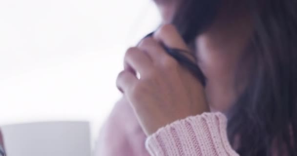 Видеозапись Привлекательной Молодой Женщины Использующей Свой Мобильный Телефон Играющей Волосами — стоковое видео