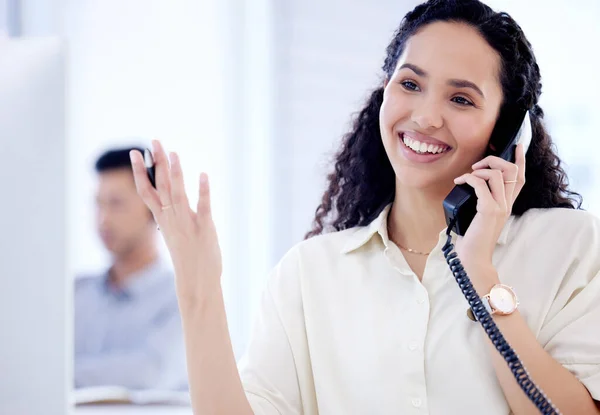 Selling Her Strong Point Young Businesswoman Talking Telephone While Working — Stockfoto