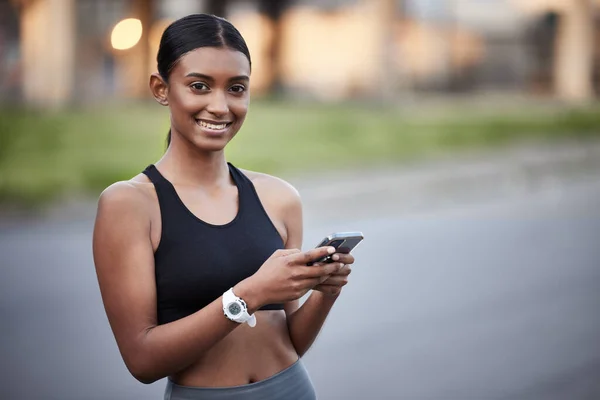 Always Track How Doing Portrait Sporty Young Woman Using Cellphone — Zdjęcie stockowe