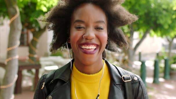 Stylish Black Woman Enjoying Her Music Park Summer Day Portrait — Video Stock
