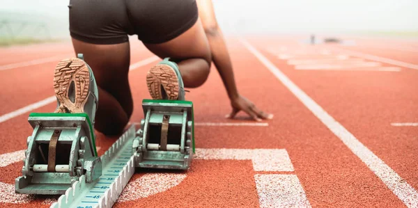 Get Set Rearview Shot Unrecognizable Young Sportswoman Taking Her Mark — Stock fotografie