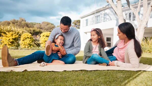 Moments Well Remember Forever Young Family Having Picnic Park — ストック写真