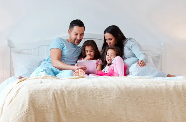 Can Watch Together Couple Two Daughters Lying Together Bed While — ストック写真