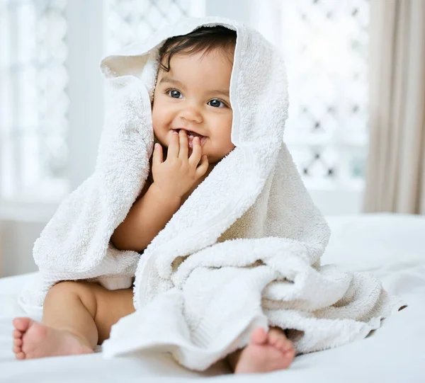 Enjoying Daily Pamper Session Adorable Baby Covered Towel Bath Time — Stockfoto