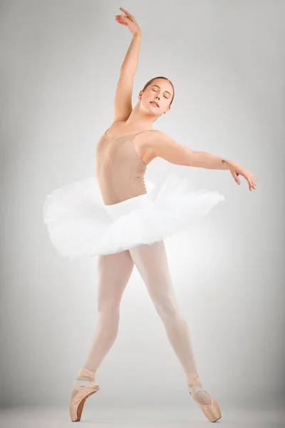 Putting Form Performance Full Length Shot Attractive Young Female Ballet — Stock fotografie