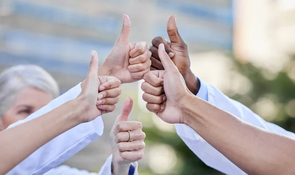 Працювали Працівники Охорони Здоров Група Невпізнаваних Лікарів Показують Великі Пальці — стокове фото