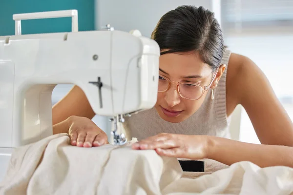 Soul Fed Needle Thread Young Woman Using Sewing Machine Her — Stockfoto