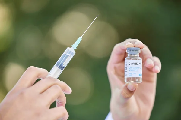 Cure Any Disease Unrecognizale Doctor Holding Syringe Vial City Background — Foto Stock