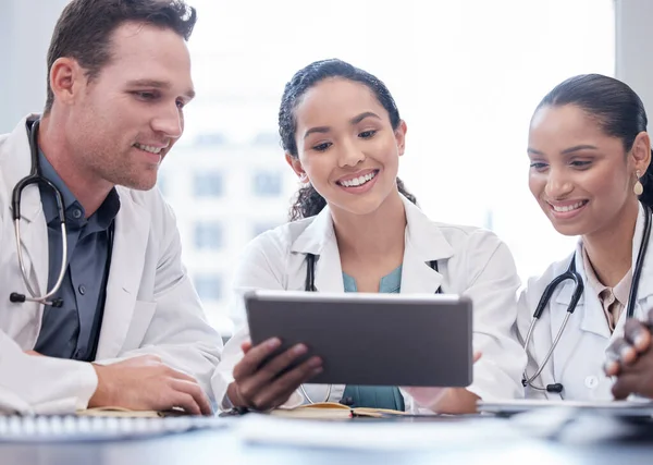 Sinun Nähtävä Tämä Ryhmä Nuoria Lääkäreitä Jotka Katsovat Tablettia Sairaalan — kuvapankkivalokuva