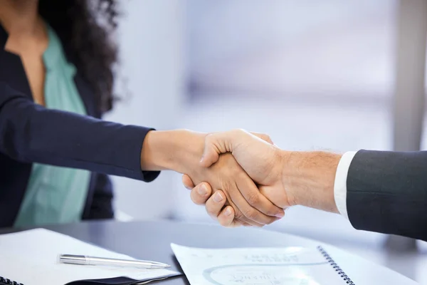 Welcome Cropped Shot Two Unrecognizable Businesspeople Shaking Hands Meeting Boardroom — Stok fotoğraf