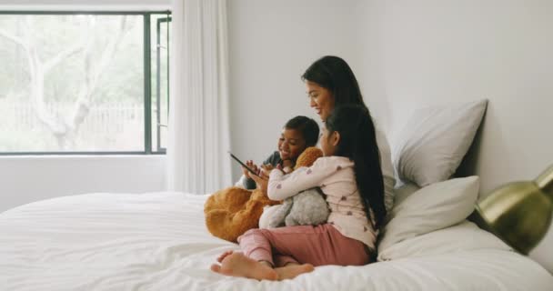 Ouderband Met Twee Gelukkige Kinderen Tijdens Het Surfen Het Internet — Stockvideo