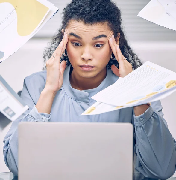Ever End Attractive Young Businesswoman Looking Stressed While Being Presented — Stock Photo, Image