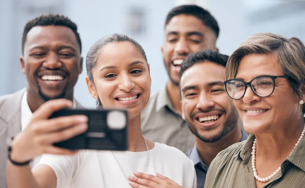 Everyone Say Cheese Group Businesspeople Taking Selfie Work – stockfoto
