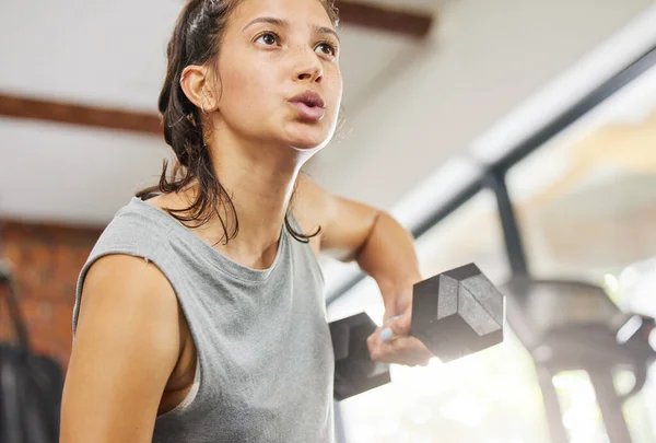 Lift Weights Train Hard Low Angle Shot Sporty Young Woman — Fotografia de Stock