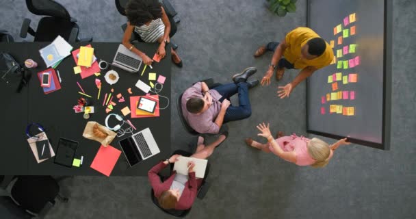 Overhead View Creative Team Meeting Brainstorming Ideas Professional Colleagues Working — Stockvideo