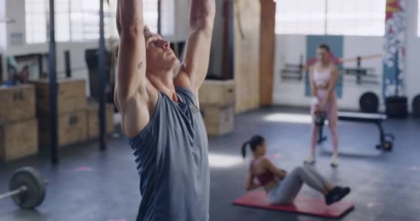 Fit Man Met Behulp Van Gymnastische Ringen Voor Pull Ups — Stockvideo