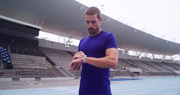 Відеозапис Спортсмена Чоловіка Який Перевіряє Свій Годинник Після Пробіжки Треку — стокове відео