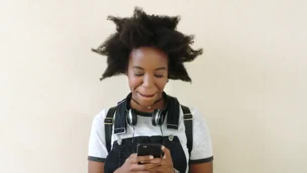 Різні Молоді Люди Використовують Телефони Посміхаються Екрані Послідовність Модних Крутих — стокове відео