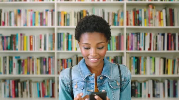 Multiculturele Mensen Die Een Telefoon Gebruiken Een Boekwinkel Bibliotheek Collage — Stockvideo