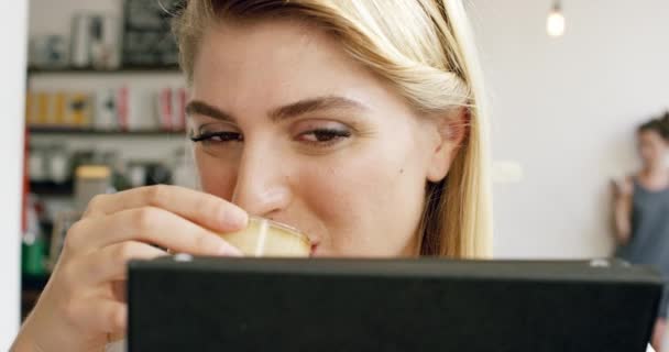 Wideo Atrakcyjnej Młodej Kobiety Siedzącej Samotnie Kawiarni Korzystającej Tabletu Cyfrowego — Wideo stockowe