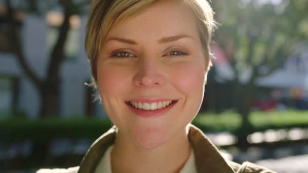 Closeup Face Fashionable Woman Showing Cheerful Facial Expression City Portrait — Wideo stockowe