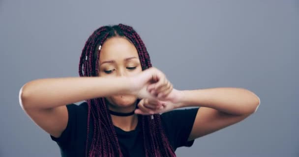 Materiał Wideo Młodej Kobiety Tańczącej Szarym Tle — Wideo stockowe