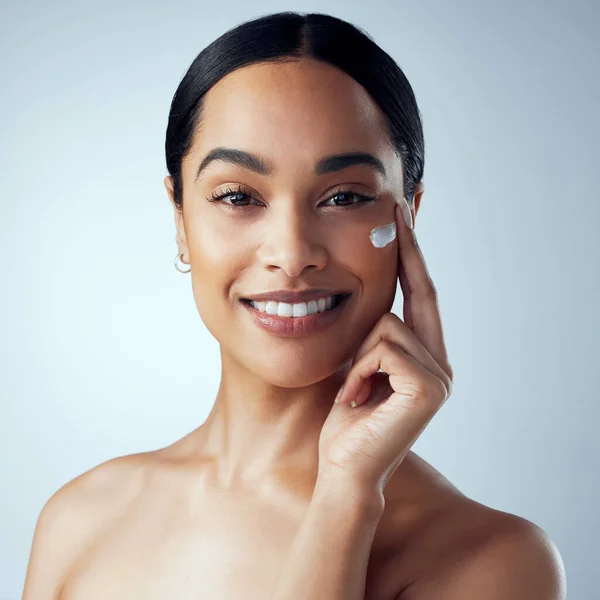 Love Your Skin Studio Portrait Attractive Young Woman Applying Moisturizer — Foto Stock
