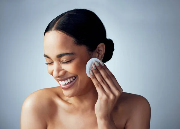 Loving Her Skincare Routine Studio Shot Attractive Young Woman Exfoliating — Foto Stock