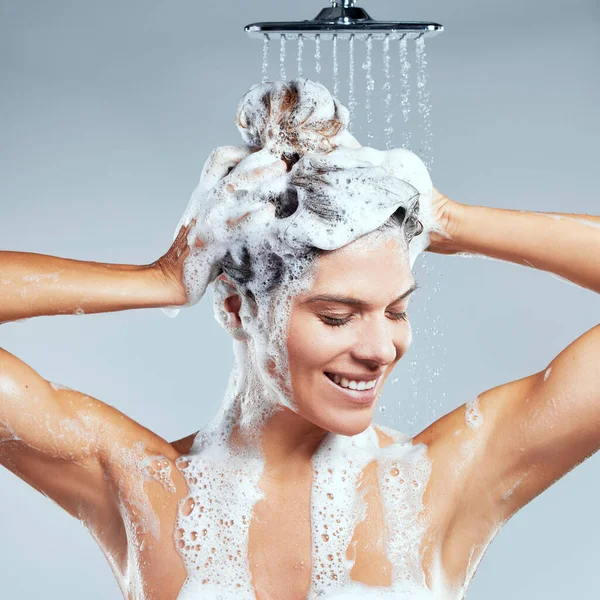 She Makes Her Hair Priority Young Woman Washing Her Hair — Foto Stock