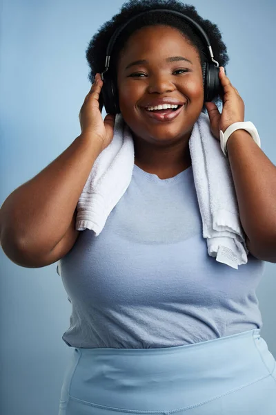 Music Keeps Motivated Studio Portrait Athletic Young Woman Posing Blue — Foto de Stock