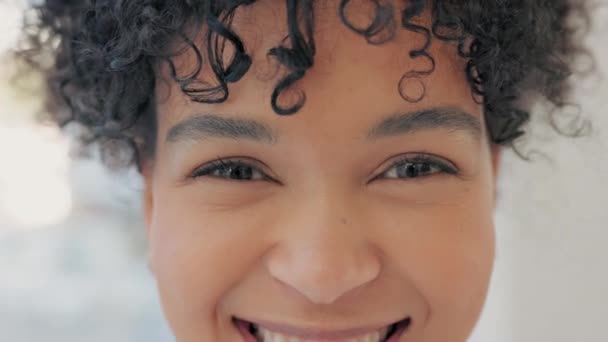 Портрет Красивої Радісної Щасливої Жінки Яка Посміхається Камеру Схвильований Крупним — стокове відео
