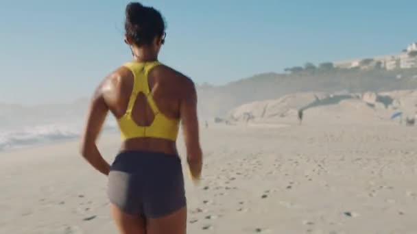 Fitness Running Sports Fit Female Sprinting Beach Shore Her Morning — Stock videók