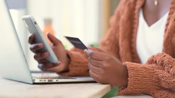 Studenten Die Een Online Betaling Doen Een Telefoon Laptop Terwijl — Stockvideo
