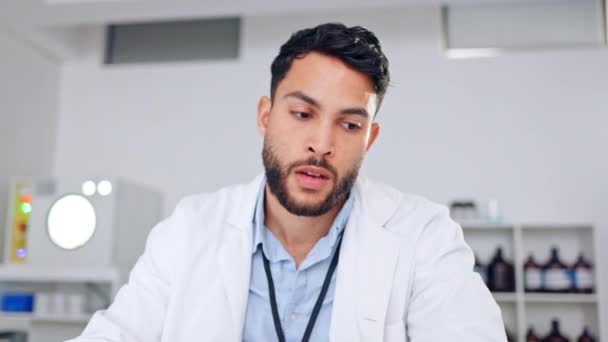 Fáradt Férfi Tudós Csalódott Orvosi Munkában Frusztrált Munka Miatt Orvostudós — Stock videók