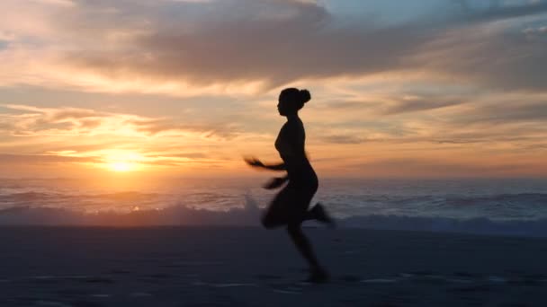 Rychlý Fit Aktivní Běžec Běžící Podél Oceánu Pobřeží Západem Slunce — Stock video