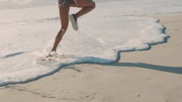 Вміститися Активна Спортивна Жінка Біжить Пляжі Або Прибережному Узбережжі Рутинних — стокове відео