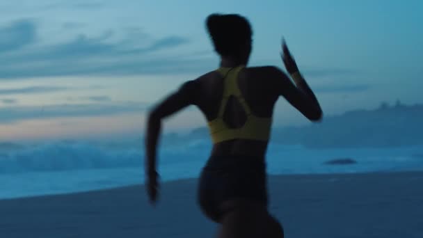 Active Fit Sporty Athletes Running Jogging Sprinting Beach Sunset Motivated — Vídeos de Stock