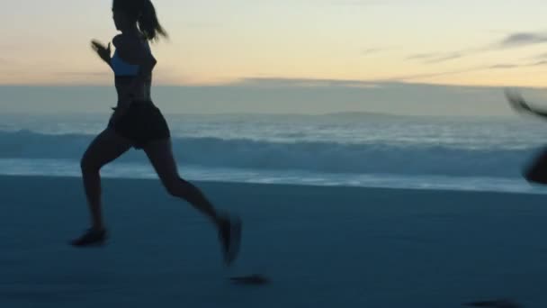 Вписуються Активні Спортивні Жінки Бігають Змагаються Пляжних Тренуваннях Сході Сонця — стокове відео