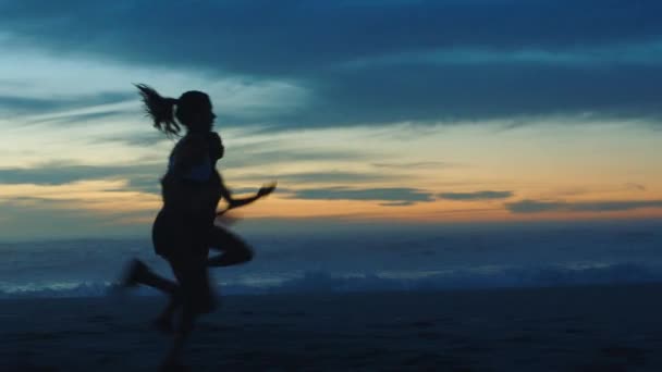 Active Fit Fast Athletes Running Jogging Sprinting Beach Sunset Shadow — Stock videók