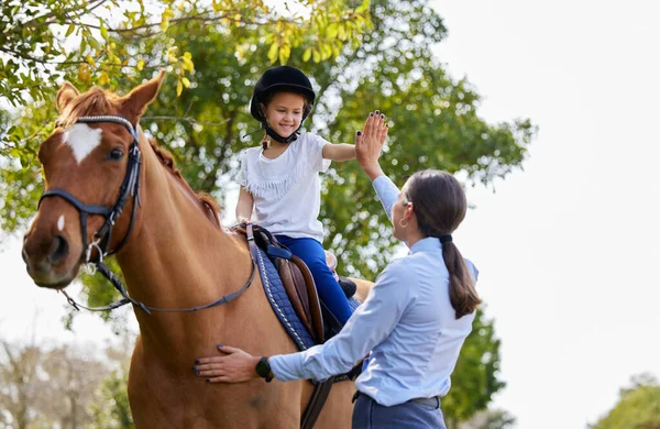 Shes Fully Equipped Horse Riding Young Girl Her Instructor Horse — Stockfoto