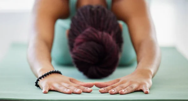 Vücudunun Nasıl Hissettiğinin Farkında Tanımlanamayan Bir Kadın Stüdyoda Yoga Yapıyor — Stok fotoğraf