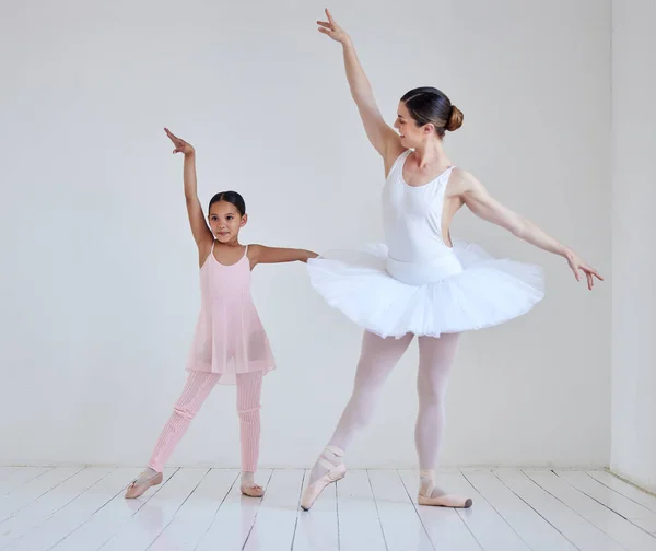 Practicing Her Teacher Little Girl Practicing Ballet Her Teacher Dance — Stock fotografie