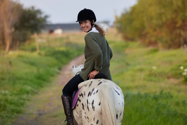 Essentiële Vreugde Van Het Zijn Met Paarden Een Jonge Vrouw — Stockfoto