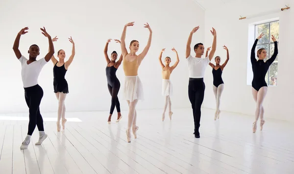 Someone Need Perfect Great Dancer Group Ballet Dancers Practicing Routine — ストック写真