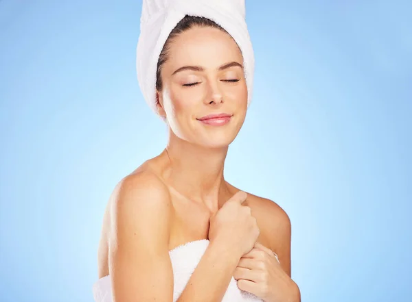 Best Feeling Young Woman Towel Blue Background — Φωτογραφία Αρχείου